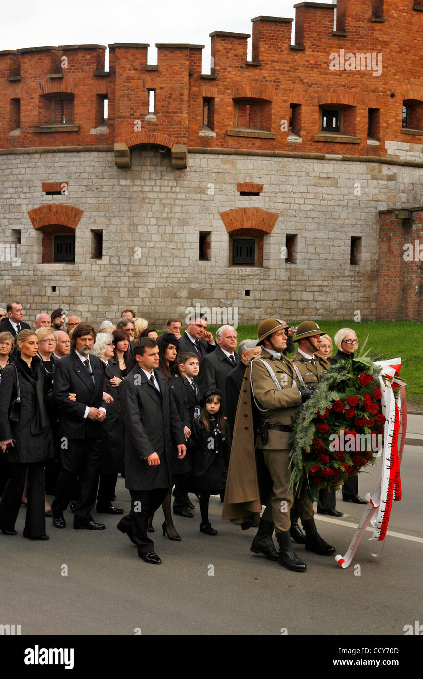 Des milliers ont assisté à des cérémonies du souvenir à Cracovie le dimanche pour le président Lech Kaczynski et son épouse Maria, qui meurt dans un accident d'avion avec 94 autres. La journée commence par une messe à la basilique Sainte-Marie et terminé avec un enfouissement dans le château de Wawel. Banque D'Images