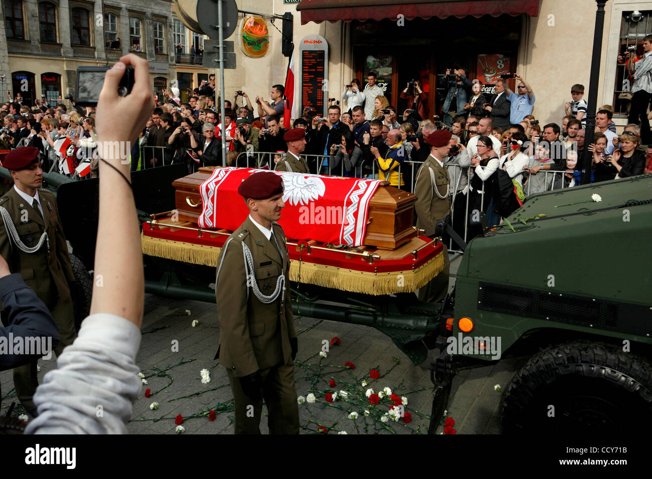 Des milliers ont assisté à des cérémonies du souvenir à Cracovie le dimanche pour le président Lech Kaczynski et son épouse Maria, qui meurt dans un accident d'avion avec 94 autres. La journée commence par une messe à la basilique Sainte-Marie et terminé avec un enfouissement dans le château de Wawel. Banque D'Images