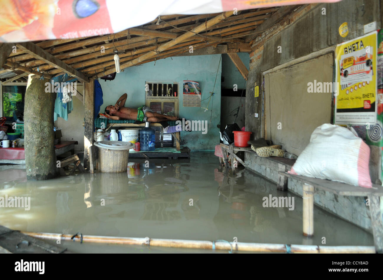 Mar 23, 2010 - Karawang, Java ouest, Indonésie - Un résident se retire de l'eau d'inondation dans la région de Karawang, province de Java Ouest, l'Indonésie. Le 23 mars 2010. Huit mille maisons dans la région ont été inondées par l'eau en raison des fortes pluies et le débordement du fleuve Citarum. 32 000 personnes sont sans abri. (Cr Banque D'Images