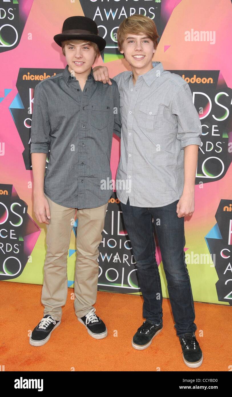 Mar 27, 2010 - Los Angeles, Californie, USA - Acteurs Dylan Sprouse et Cole Sprouse au 2010 Nickelodeon's Kids Choice Awards qui a eu lieu à l'UCLA's Pauley Pavilion, Westwood Ca. (Crédit Image : Â© Paul Fenton/ZUMA Press) Banque D'Images