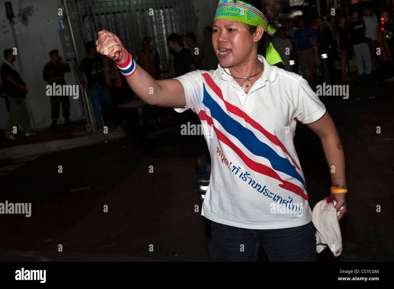 Apr 22, 2010 - Bangkok, Thaïlande - un partisan du gouvernement avec du sang sur ses mains cris sur Silom Road après le cinquième explosion. Au moins cinq explosions ont secoué le quartier financier le jeudi à proximité d'un campement massive de manifestants anti-gouvernement, tuant une personne et en blessant au moins 75 comme Banque D'Images