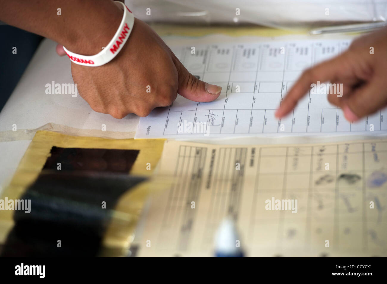 Le 09 mai, 2010 - Kiamba, Sarangani, Philippines - un électeur met un pouce contre les électeurs nom après avoir voté au cours de l'élection présidentielle et des élections générales du 10 mai 2010 à Kiamba, Sarangani aux Philippines..Pour la première fois quelques 50 millions de Philippins auront la chance de voter usin Banque D'Images