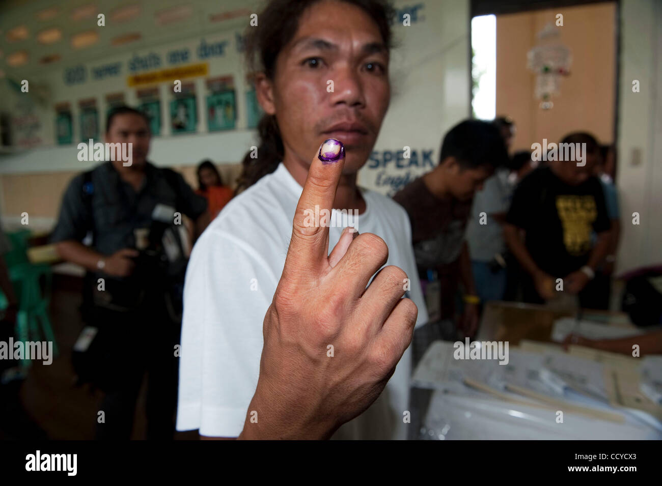 Le 09 mai, 2010 - Kiamba, Sarangani, Philippines - un électeur montré du doigt à l'encre après avoir voté au cours de l'élection présidentielle et des élections générales du 10 mai 2010 à Kiamba, Sarangani aux Philippines..Pour la première fois quelques 50 millions de Philippins auront la chance de voter à l'aide d'votin automatisé Banque D'Images