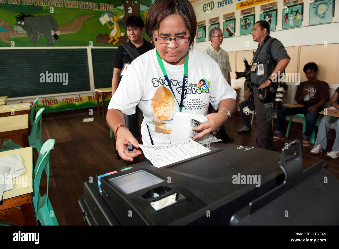 Le 09 mai, 2010 - Kiamba, Sarangani, Philippines - un des lieux de l'électeur un bulletin en automatique de la machine au cours de l'élection présidentielle et des élections générales du 10 mai 2010 à Kiamba, Sarangani aux Philippines..Pour la première fois quelques 50 millions de Philippins auront la chance de voter à l'aide de vote automatisé m Banque D'Images