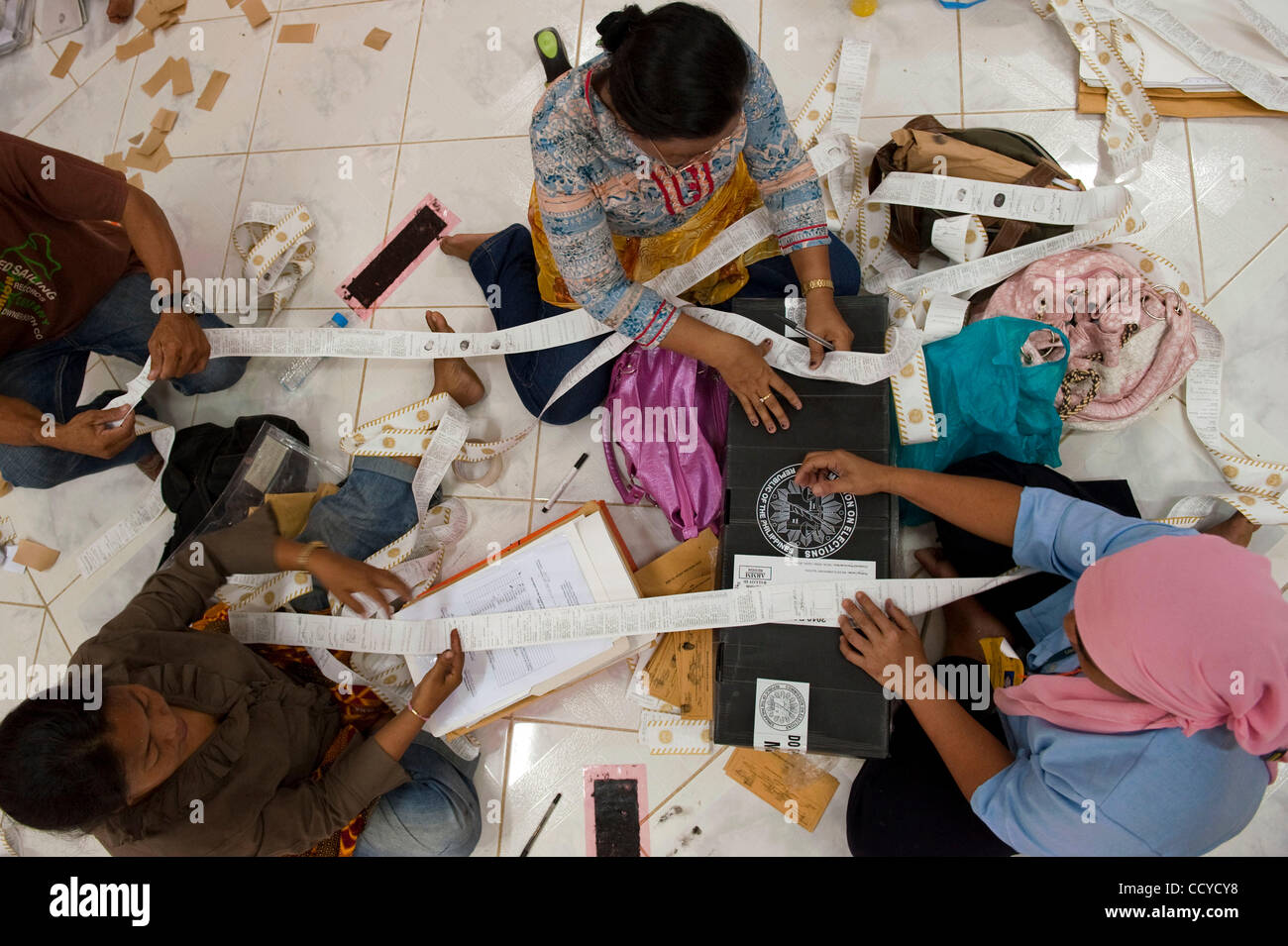 11 mai 2010 - Shariff Aguak, Maguindanao, Philippines - Commission des élections les inspecteurs (BEI) bénévoles thumb mark résultats du scrutin. Les philippins coffré leurs voix au premier vote automatisé pour élire le 15e président du pays. Selon des chiffres non officiels montrent que Benigno Aquino' 'Noy Noy de t Banque D'Images