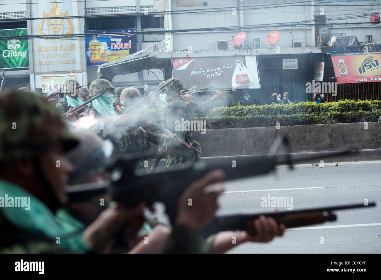 14 mai 2010 - Bangkok, Bangkok, Thaïlande - Des soldats ouvrent le feu à la chemise rouge manifestants..chemise rouge de manifestants dans la capitale thaïlandaise avaient leur sol vendredi, que le gouvernement va de l'initiale du jour au lendemain de leur blocus ont montré aucun résultat, au lieu de déclencher la violence sporadique et éparpillés autour de prot Banque D'Images