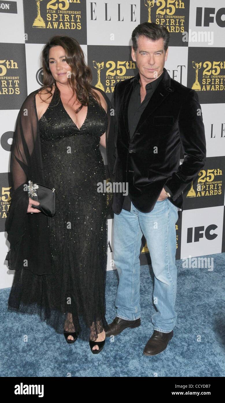 05 mars 2010 - Californie - Acteur Pierce Brosnan et sa femme actrice KEELY SHAYE SMITH à la 25e Film Independent Spirit Awards tenue à l'événement en direct la plate-forme, Los Angeles. (Crédit Image : Â© Paul Fenton/ZUMA Press) Banque D'Images