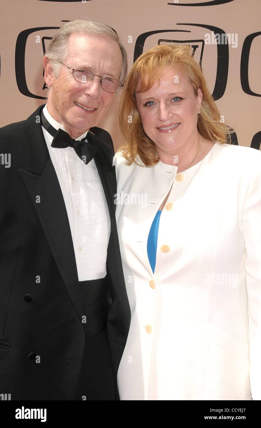 Apr 17, 2010 - Los Angeles, Californie, USA - Acteur BERNIE KOPELL et épouse Katrina à la TV Land Awards 2010 qui a eu lieu sur le Sony Studios Lot, Los Angeles. (Crédit Image : Â© Paul Fenton/ZUMA Press) Banque D'Images