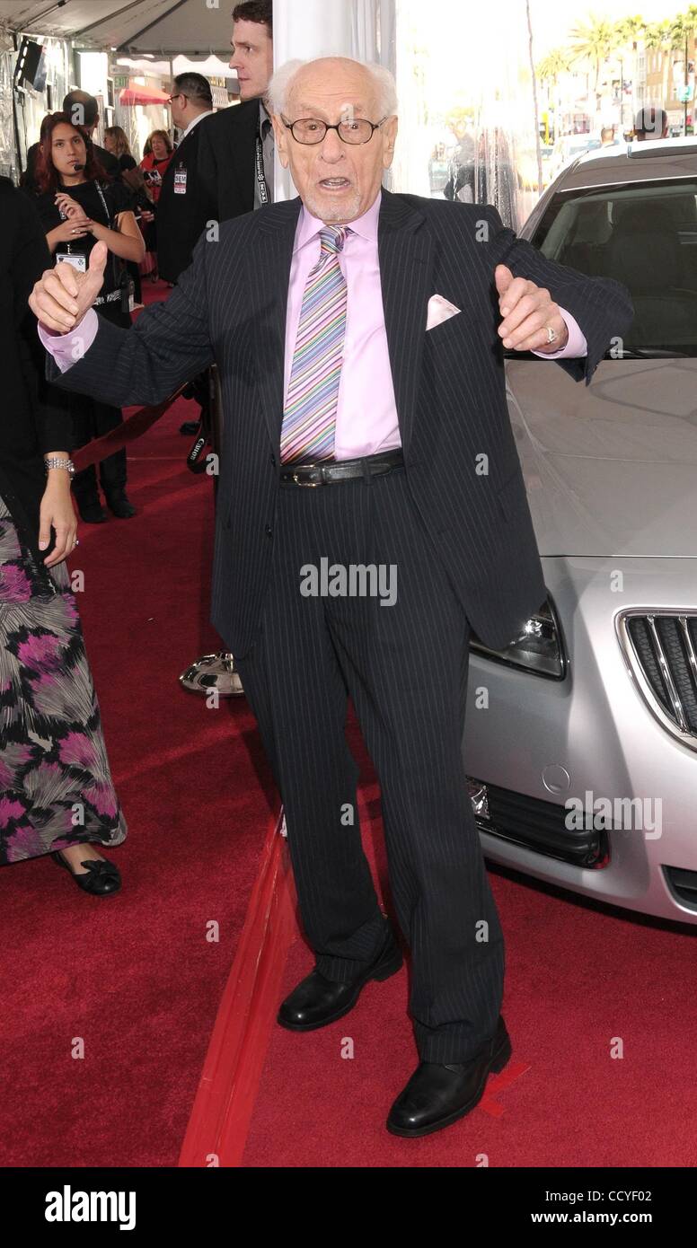 Apr 22, 2010 - Los Angeles, Californie, USA - l'Acteur ELI WALLACH (il y avait le bon, le mauvais, le laid et le beau maintenant, qu'un amour ) au TCM Classic Film Festival Opening Night Gala et la première mondiale de la 'Récemment restauré, une étoile est née' Film eu lieu au Grauman's Chinese Theatre ont été c Banque D'Images