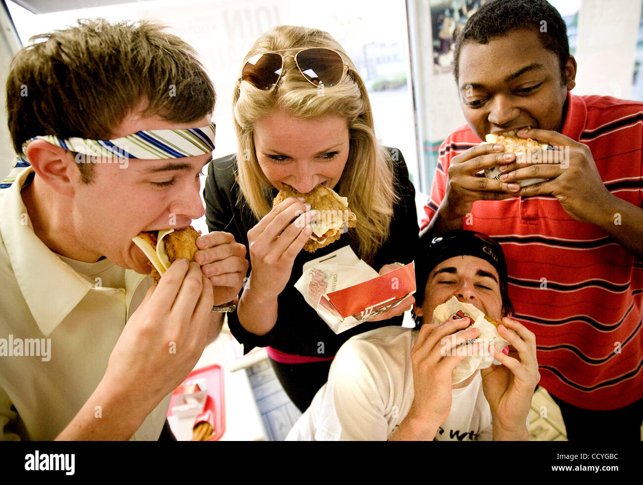 Après la mise en place d'une réunion sur Twitter, la Jordanie Vandenberg, Eliza Murphy, Zach 'DJ Z', Moss et Jason Bowman chow vers le bas sur le nouveau KFC Double Down sandwich. Doté de deux filets de poulet, deux morceaux de bacon, deux tranches de fondu du Monterey Jack et du poivre jack et le Colonel's Sauce, le bun-moins san Banque D'Images