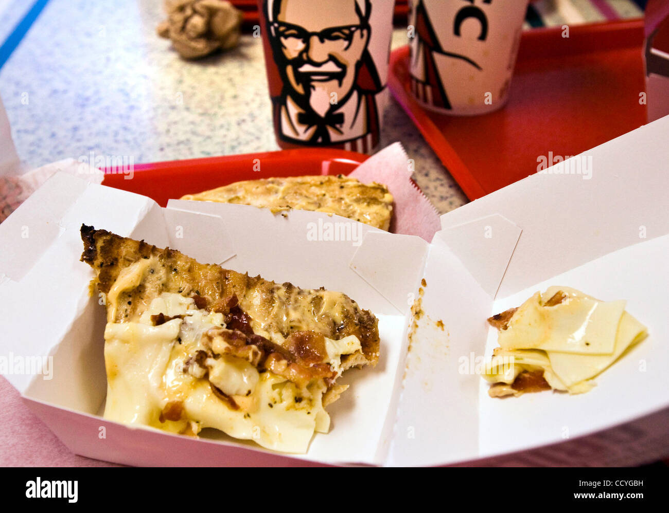 Le KFC Double Down sandwich grillé. Doté de deux filets de poulet, deux morceaux de bacon, deux tranches de fondu du Monterey Jack et du poivre jack et le Colonel's Sauce. Le bun-sandwich sur packs moins de 500 calories et 1500mg de sodium. Banque D'Images