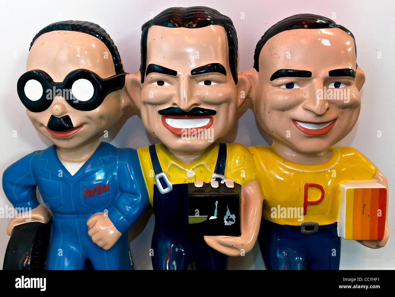 Le 8 mars 2010 - Cincinnati, Ohio, USA - Manny, Moe et Jack, le Pep Boys, l'un des plus de 550 grandes enseignes et 2 500 pièces dans l'ensemble de la collection de l'American Sign Museum, le seul signe public museum aux États-Unis. La collection s'étend sur environ 100 ans d'affiches, de th Banque D'Images