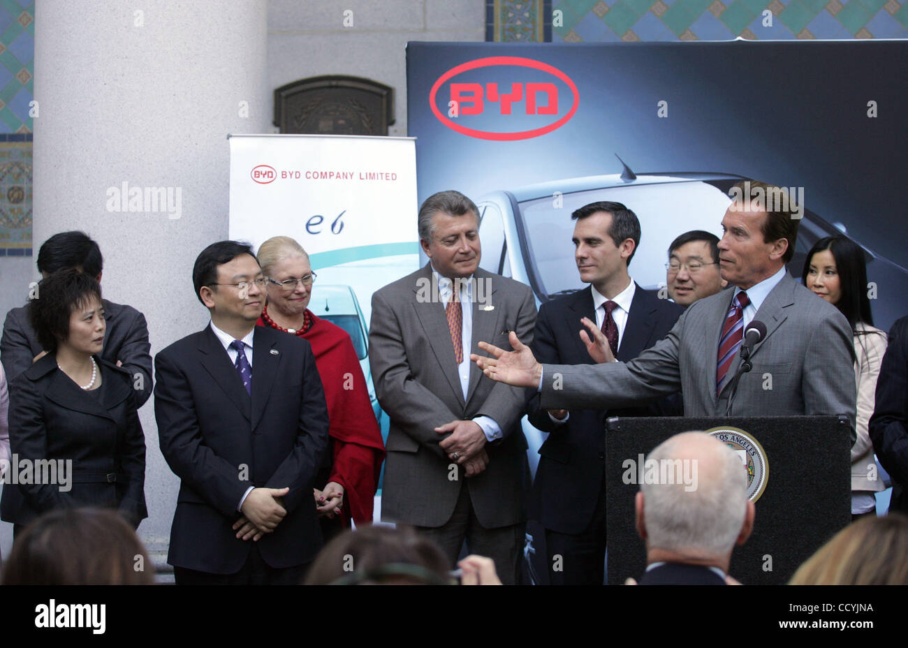 Wang Chuanfu, président du constructeur chinois BYD Auto Company Limited (BYD) rejoint le gouverneur de la Californie, Arnold Schwarzenegger et le maire de Los Angeles Antonio dans Villagraigosa conférence de presse pour annoncer que BYD, un leader dans les véhicules électriques et hybrides et d'autres produits d'énergie renouvelable, va localiser Banque D'Images