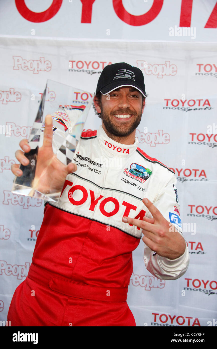 Apr 16, 2010 - Long Beach, Californie, USA - l'Acteur ZACHARY LEVI (Chuck) soutient le pôle Personnes Award qu'il a reçu pour sa victoire en positian pôle de qualification de la célébrité/Pro Race au Long Beach Grand Prix (Image Crédit : © Kayte/Deioma ZUMA Press) Banque D'Images