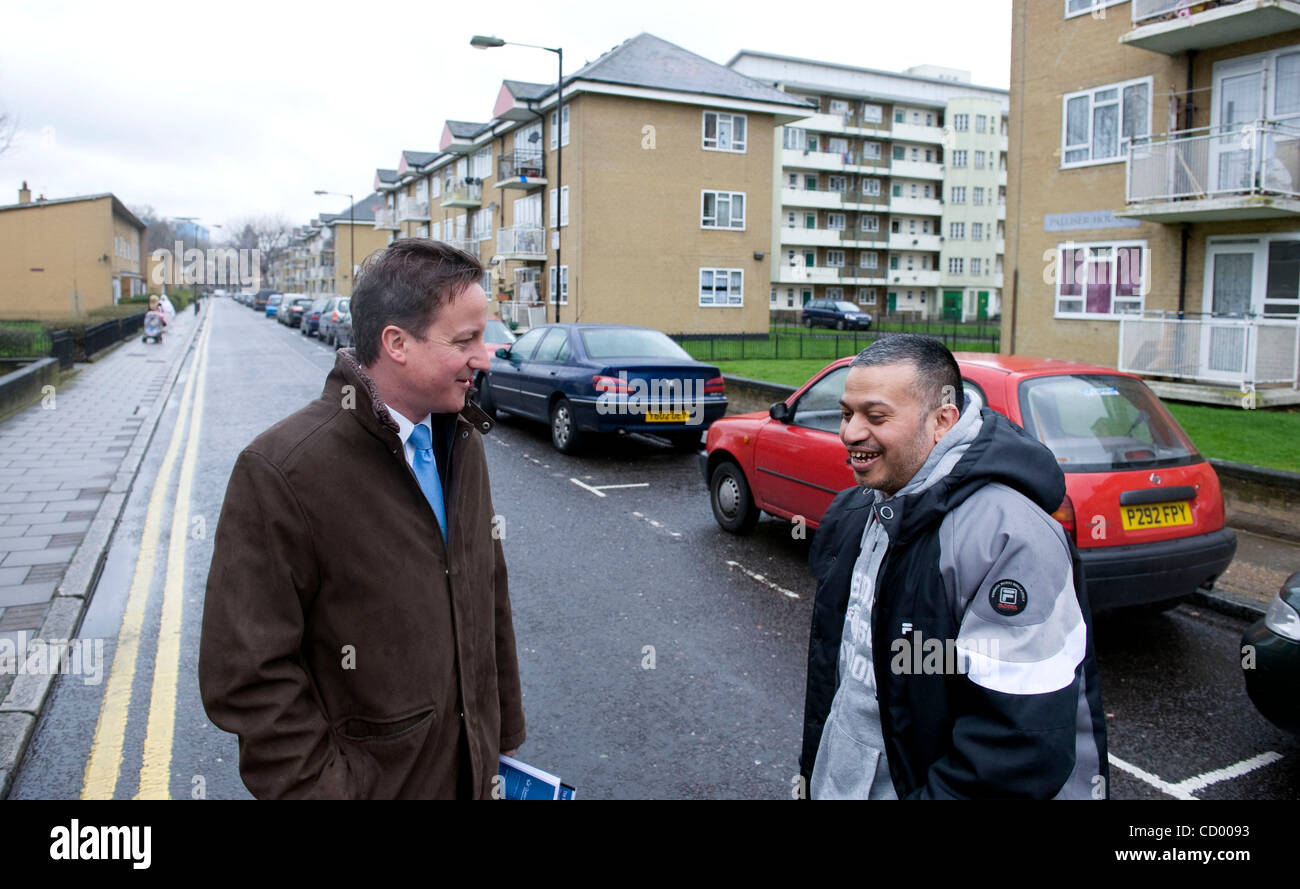 Mar. 31, 2010 - Londres, Royaume-Uni - chef du parti conservateur David Cameron parle à un membre du public qu'il rend visite à l'océan Estate dans Stepney, est de Londres où il a été montré par 'London Citizens' Shahin Ahmed et Matthew Bolton(hors du champ) qui tentent d'améliorer le domaine des collectivités locales Banque D'Images