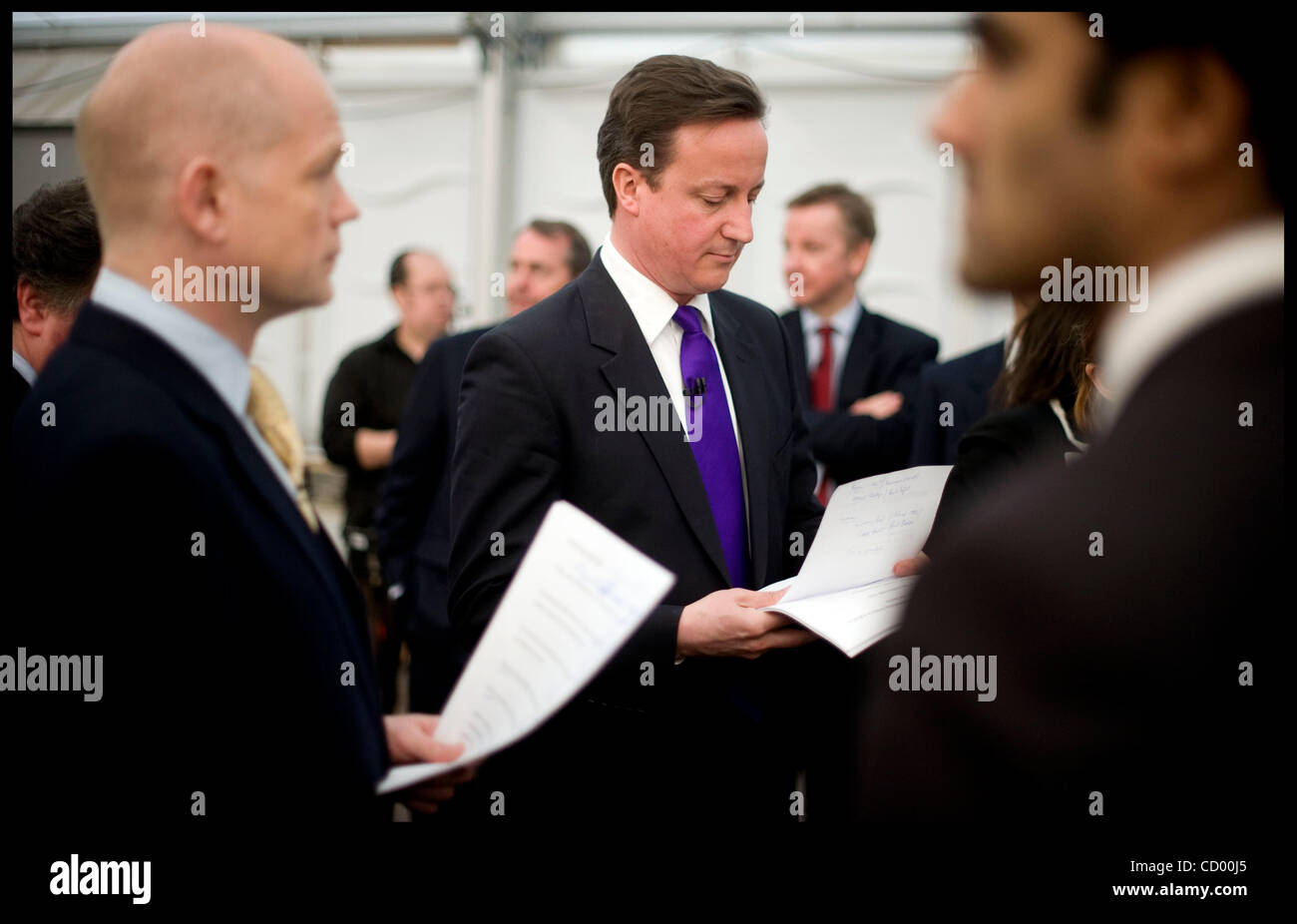 Avril 13, 2010 - Londres, Royaume-Uni - chef du parti conservateur David Cameron lance le manifeste du parti conservateur à Battersea Power Station, le mardi 13 avril 2010, Photo par Andrew Parsons (crédit Image : © Andrew Parsons/ZUMApress.com) Banque D'Images