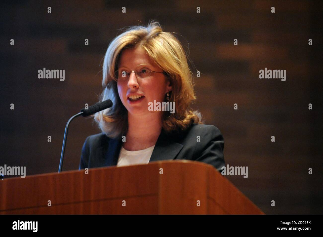 11 mai 2010 - Manhattan, New York, USA - Directeur des politiques et de la planification Bureau de la lutte antiterroriste à la Tisch JESSICA parle de la protection de la police de conférence, un groupe de travail public-privé partenariat de sécurité, pour discuter de la lutte contre le terrorisme grâce au partage de l'information, la Police 1 Plaza. (Crédit Image : Â© Bryan Smith Banque D'Images