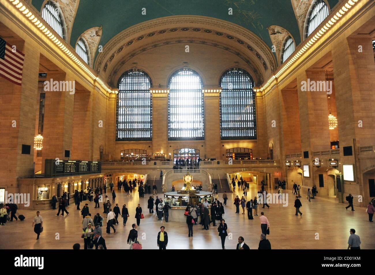 Le 19 mai 2010 - Manhattan, New York, USA - les navetteurs se déplacent dans Grand Central Terminal. Selon une source de l'application de la loi accusé Faisal Shahzad Times Square bomber complote suivi des attaques terroristes sur Grand Central Terminal et le World Financial Center. (Crédit Image : Â© Bryan Smith/ZUM Banque D'Images