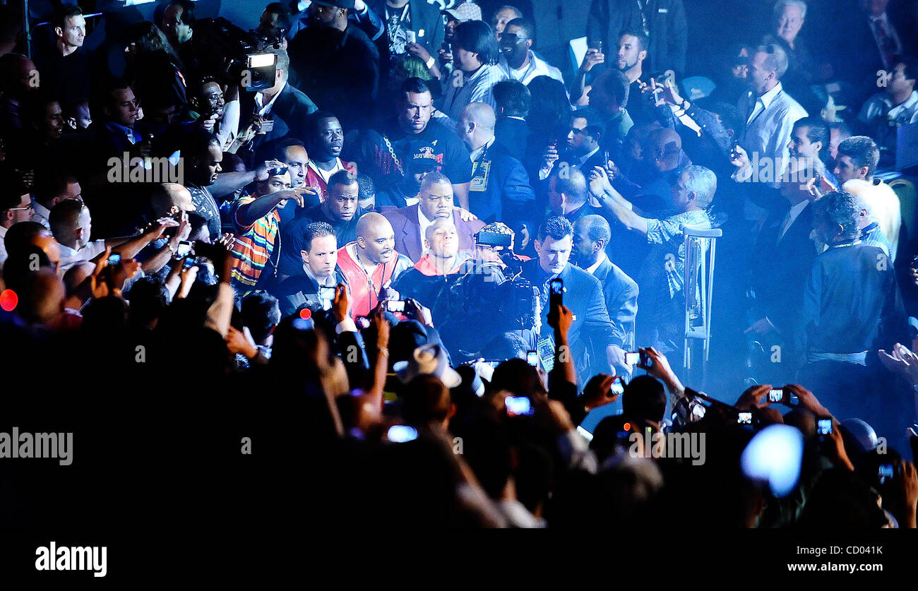 Mai 2010. Las Vegas NV.USA. 'Argent' Mayweather Jr fait son entrée pour sa lutte avec sucre Shane Mosley au MGM Grand hotel à Las Vegas NV. (Crédit Image : © Gene Blevins/ZUMA Press) Banque D'Images