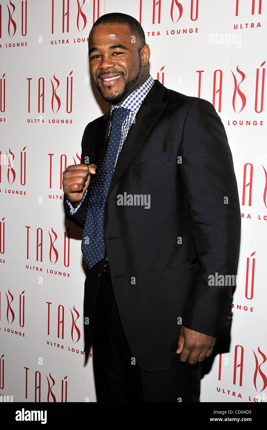 Le 29 mai 2010 - Las Vegas, Nevada, USA - fighter UFC Rashad Evans arrive à l'UFC 114 post après party au Tabu Lounge Ultra au MGM Grand Hotel/Casino, 29 mai 2010 à Las Vegas, Nevada. (Crédit Image : © David Becker/ZUMApress.com) Banque D'Images