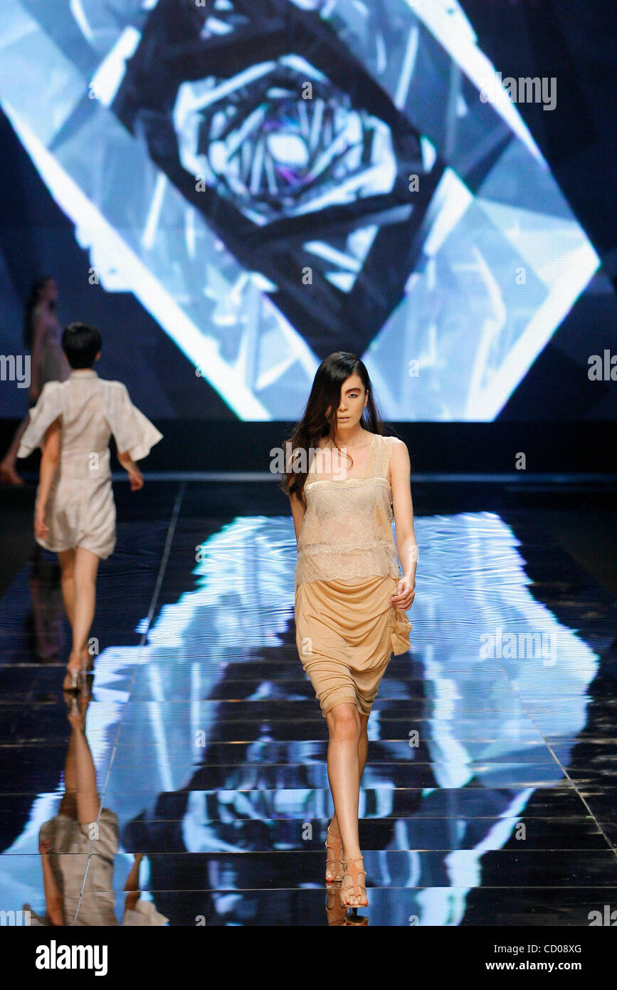 22 Oct 2008 - Séoul, Corée du Sud - A model wearing VACK ZUNG YUUN collection printemps/été 2009 lors de la Fashion Week de Séoul S/S 09 à SETEC à Séoul, Corée du Sud, le 22 octobre 2008. (Crédit Image : © J. P. Yim/ZUMA Press) Banque D'Images