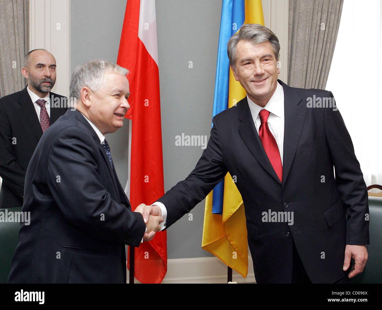 Forum Ukraine-Poland à Donetsk ville de l'Ukraine. Sur la photo : le président de l'Ukraine Viktor Iouchtchenko (r) et président de la Pologne Lech Kaczynski (l) Banque D'Images