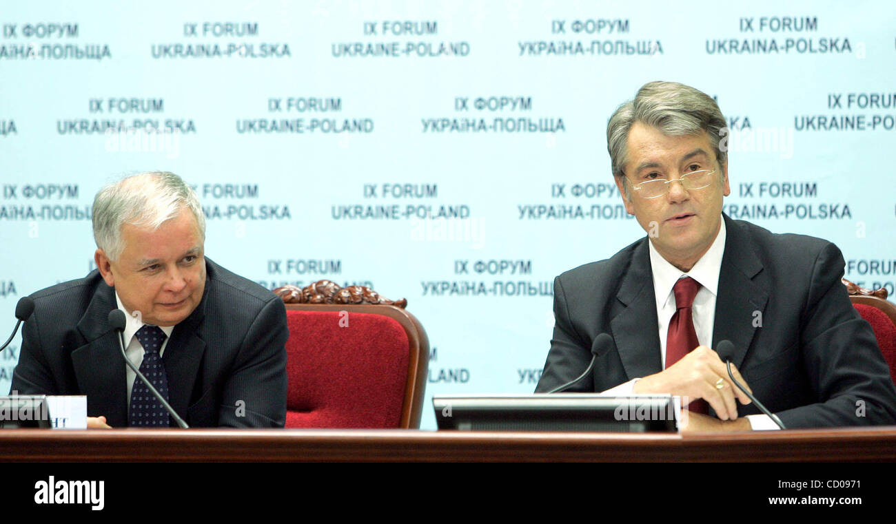 Forum Ukraine-Poland à Donetsk ville de l'Ukraine. Sur la photo : le président de l'Ukraine Viktor Iouchtchenko (r) et président de la Pologne Lech Kaczynski (l) Banque D'Images