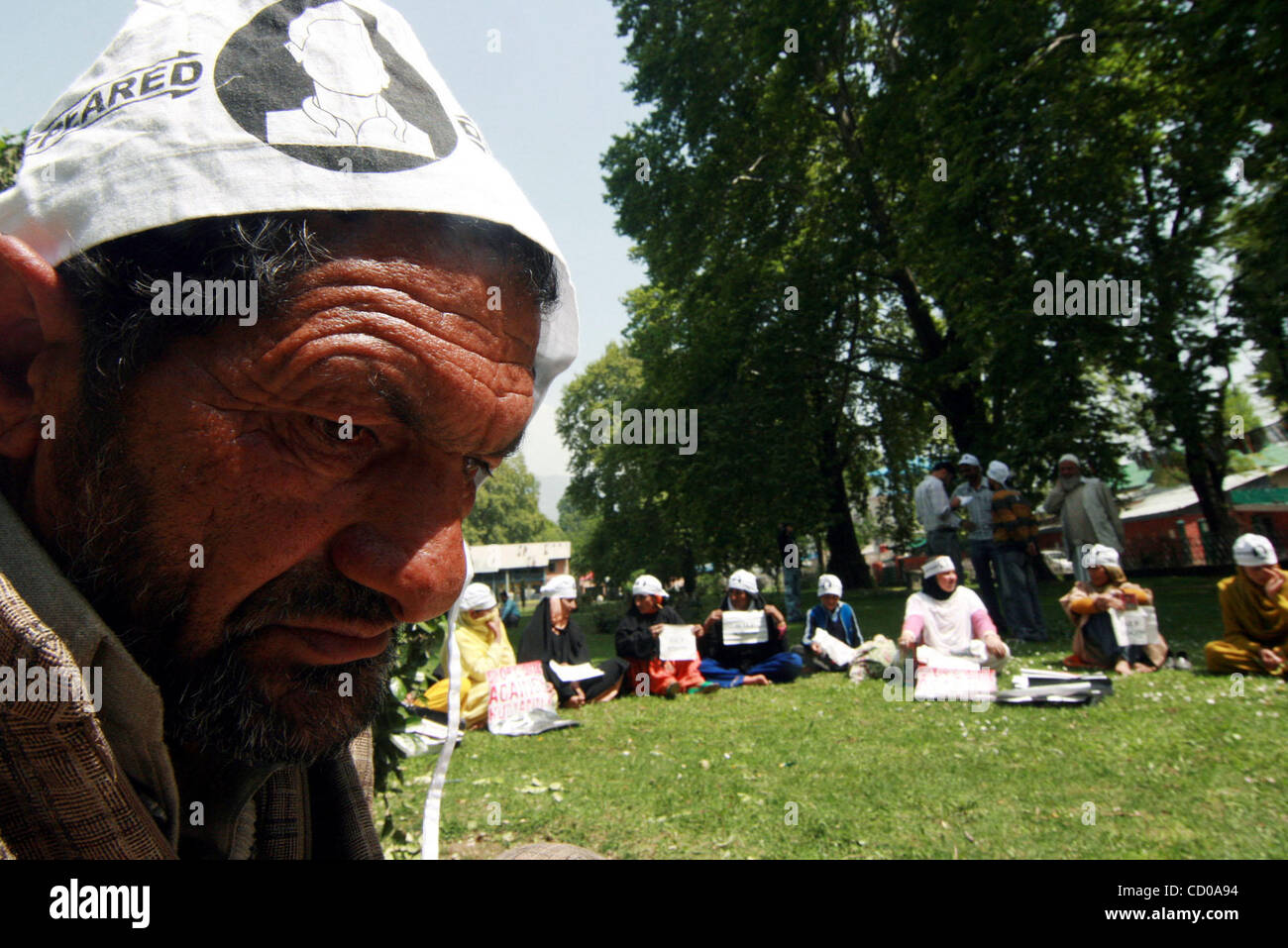 Un vieil homme pense qu'il siège au cours d'une manifestation à Srinagar, la capitale d'été du Cachemire indien, l'Inde le 28 avril 2008. L'Association des Parents de personnes disparues (APDP) a organisé une manifestation contre le gouvernement de l'état sur le sort de milliers de personnes qui auraient "isappeare Banque D'Images