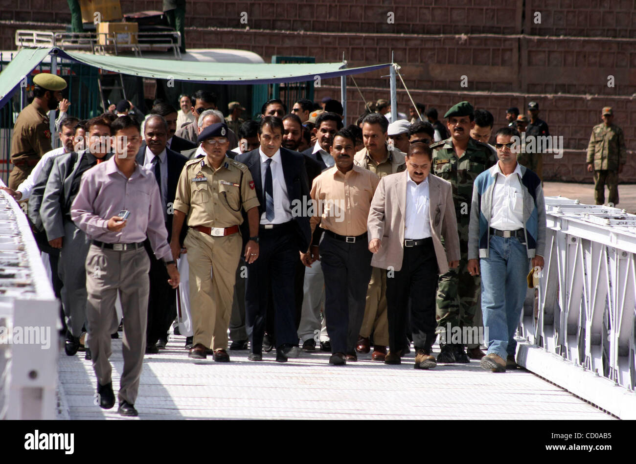 Les membres de la délégation d'affaires à partir de la partie du Cachemire administrée par le Pakistan à pied avec leurs homologues indiens à Kaman Post, 118 km (73 miles) au nord de Srinagar-Summer capitale du Cachemire indien, le 9 octobre 2008. L'Inde et le Pakistan se sont mis d'accord sur des arrangements d'ouvrir une route à la frontière pour le commerce bilatéral en Banque D'Images