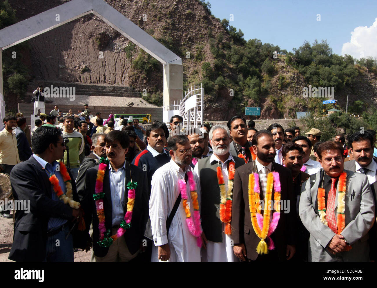 Oct 09, 2008 - Uri, Cachemire, Inde - Les membres de la délégation d'affaires à partir de la partie du Cachemire administrée par le Pakistan à pied avec leurs homologues indiens à Kaman Post, 118 km (73 miles) au nord de Srinagar-Summer capitale du Cachemire indien. L'Inde et le Pakistan se sont mis d'accord sur des arrangements d'ouvrir un itinéraire transfrontalier fo Banque D'Images