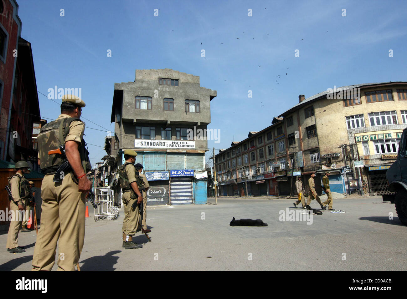 Soldats paramilitaires indiennes montent la garde pendant une grève contre le Premier Ministre indien Manmohan Singh dans Srinagar-Summer la visite de la capitale du Cachemire indien le 11 octobre 2008. Singh le samedi marqué off le tout premier service de train au Cachemire, où boutiques et commerces sont restés fermés en réponse t Banque D'Images