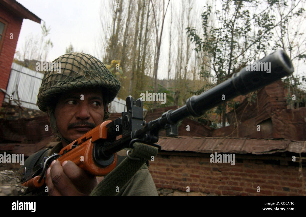 Nov 17, 2008 - Bandipora, Cachemire, l'Inde - le personnel de sécurité indiennes restent vigilants au cours de la campagne électorale de l'AJAS Bandipora, près de 56 km au sud de Srinagar, la capitale d'été du Cachemire indien le 17 novembre 2008. a voté sous haute sécurité pour un nouveau gouvernement de l'Etat, avec les rebelles séparatistes et sta Banque D'Images