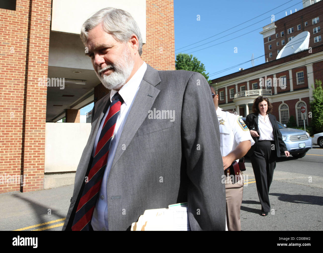 04 mai 2010 - Charlottesville, Virginie, États-Unis - Charlottesville district attorney WARNER D. CHAPMAN, moyenne, entre dans Charlottesville District Court avant la mise en accusation de George Huguely, une université de Virginie men's crosse, qui a été accusé de meurtre au premier degré dans la mort Banque D'Images