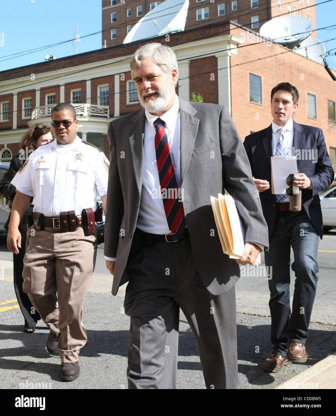 04 mai 2010 - Charlottesville, Virginie, États-Unis - Charlottesville district attorney WARNER D. CHAPMAN, moyenne, entre dans Charlottesville District Court avant la mise en accusation de George Huguely, une université de Virginie men's crosse, qui a été accusé de meurtre au premier degré dans la mort Banque D'Images