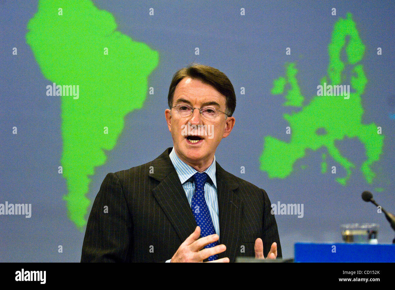 Le commissaire européen au Commerce, Peter Mandelson, donne un appui sur l'Union européenne Sommet de l'Amérique latine, tenir à Lima les 15 et 16 mai, le 6 mai 2008, à la Commission de l'UE à Bruxelles. [© par Wiktor Dabkowski] .... Banque D'Images