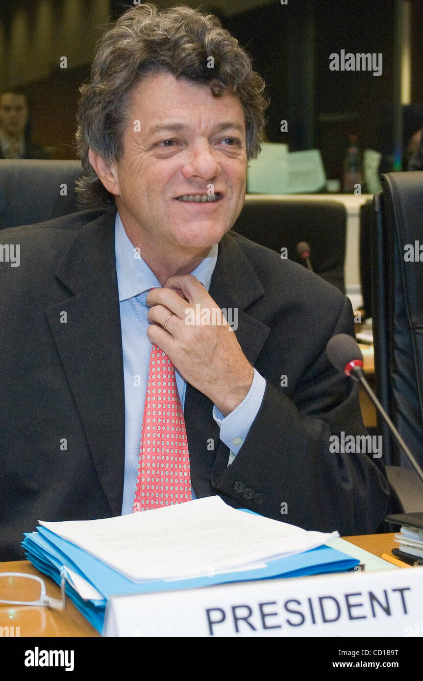 Le ministre de l'ecologie Jean-Louis Barloo français au début d'une réunion des ministres de l'énergie pour le Conseil de l'UE au siège social à Luxembourg, le 9 octobre 2008. [© par Wiktor Dabkowski] .... Banque D'Images