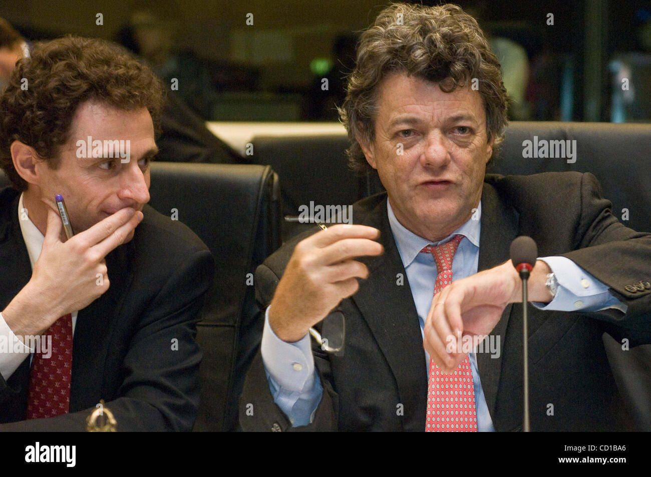 Le ministre de l'ecologie français Jean-Louis Barloo (R) au début d'une réunion des ministres de l'énergie le Conseil de l'UE au siège à Luxembourg le 9 octobre 2008. [© par Wiktor Dabkowski] .... Banque D'Images