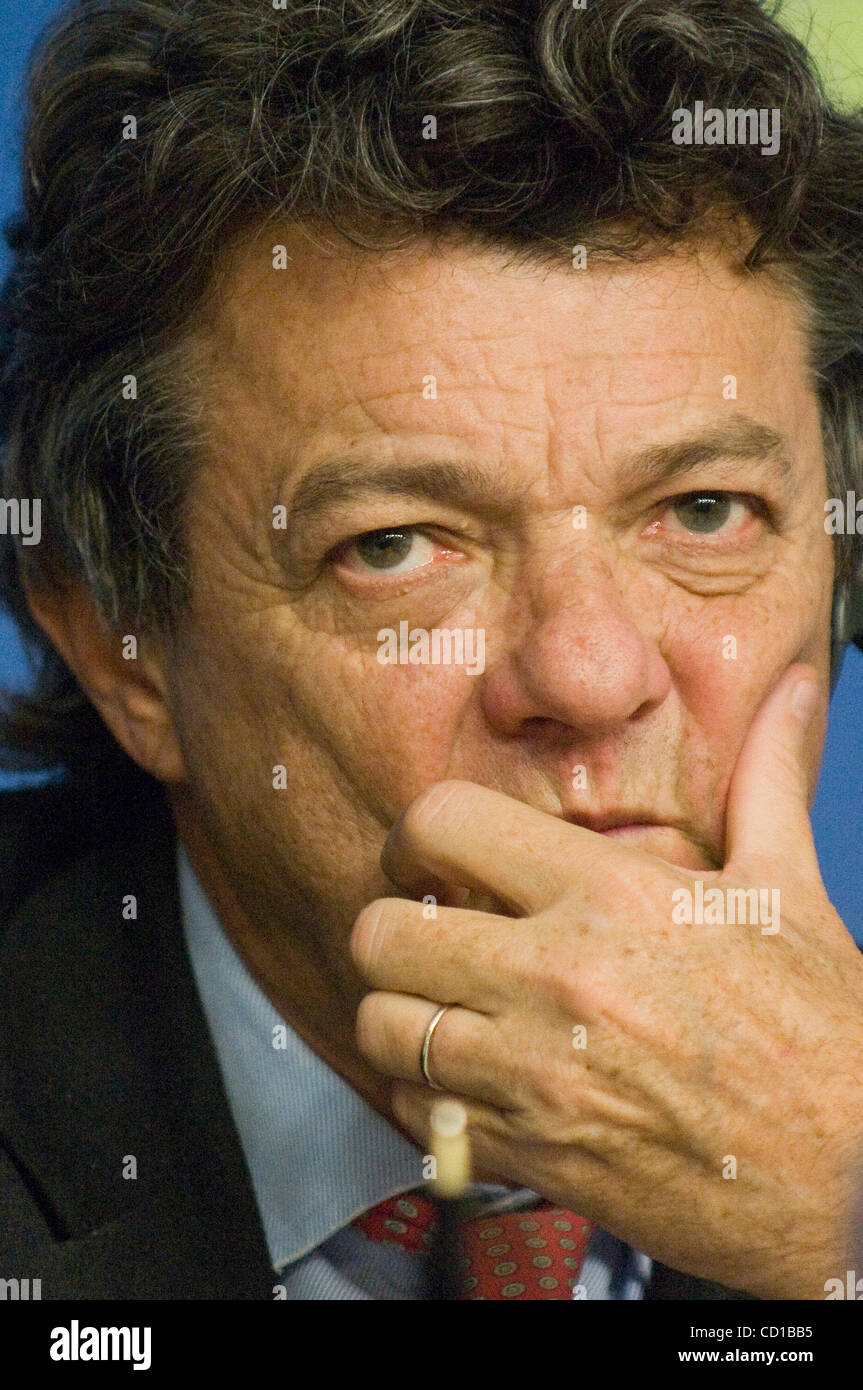 Ministre français de l'ecologie Jean-Louis Borloo donne une conférence de presse sur l'énergie discussions après un transport, télécommunications et énergie à la réunion du Conseil de l'Union européenne siège à Luxembourg le 10 octobre 2008. [© par Wiktor Dabkowski] .... Banque D'Images