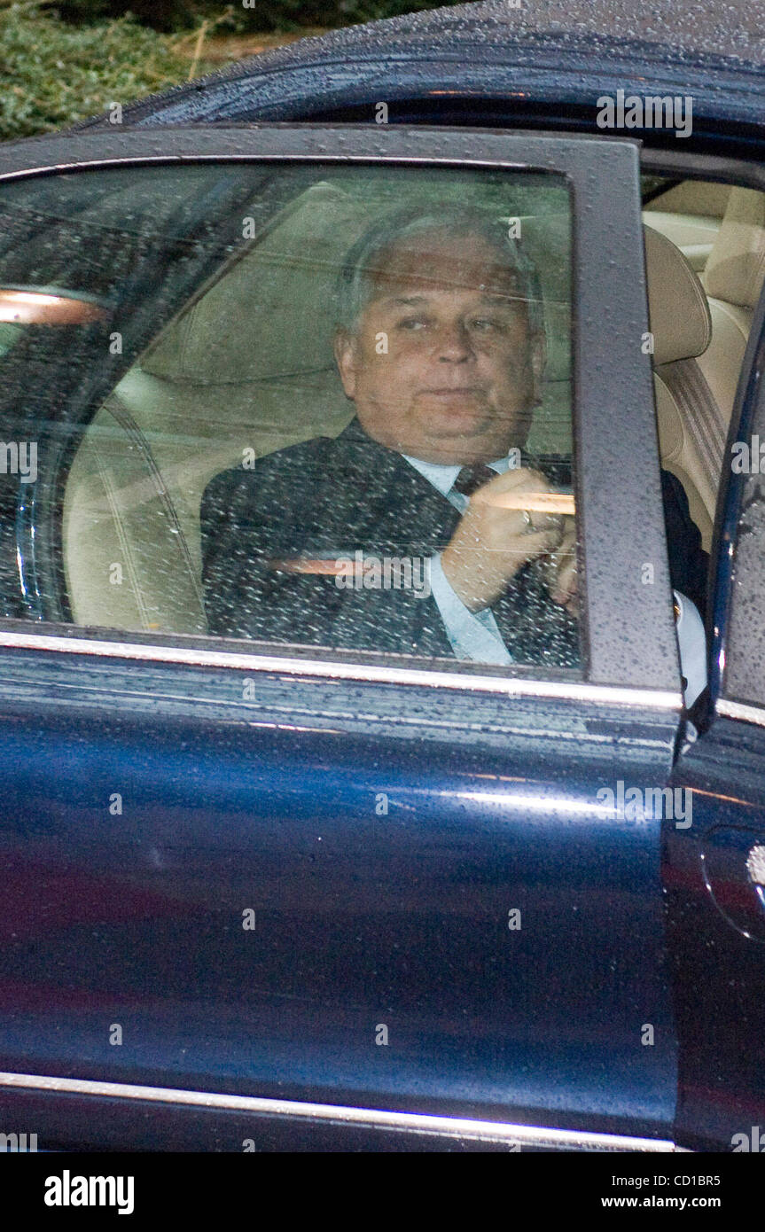 Le président polonais Lech Kaczynski arrive au début de la Sommet de l'Union européenne, au niveau de l'Union européenne siège à Bruxelles, Belgique, 15 octobre 2008. Le sommet de l'UE mettra l'accent sur la crise financière mondiale. [© par Wiktor Dabkowski] .... Banque D'Images