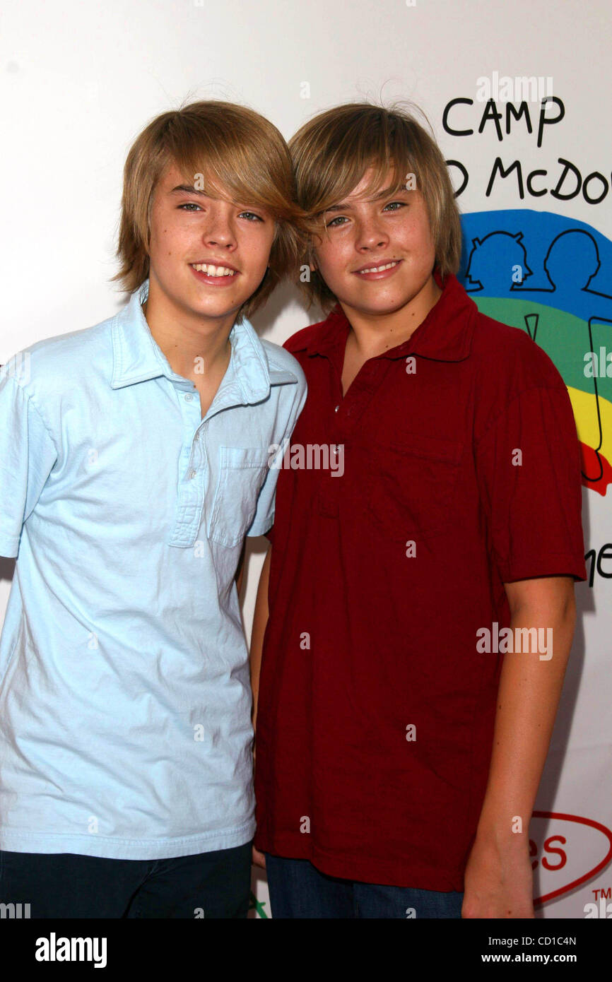 26 octobre 2008 - Hollywood, Californie, États-Unis - J13829CHW.RONALD MCDONALD CAMP POUR UNE BONNE FOIS ''16E ÉDITION DU CARNAVAL HALLOWEEN FAMILLE'' .UNIVERSAL STUDIO LOT ARRIÈRE, Universal Hollywood, Californie 10-26-2008.COLE SPROUSE ET DYLAN SPROUSE (crédit Image : Â© Clinton Wallace/Globe Photos/ZUMAPRESS.com) Banque D'Images