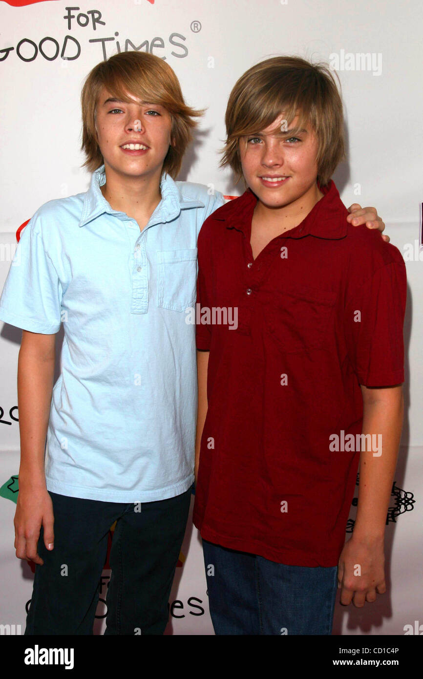 26 octobre 2008 - Hollywood, Californie, États-Unis - J13829CHW.RONALD MCDONALD CAMP POUR UNE BONNE FOIS ''16E ÉDITION DU CARNAVAL HALLOWEEN FAMILLE'' .UNIVERSAL STUDIO LOT ARRIÈRE, Universal Hollywood, Californie 10-26-2008.COLE SPROUSE ET DYLAN SPROUSE (crédit Image : Â© Clinton Wallace/Globe Photos/ZUMAPRESS.com) Banque D'Images