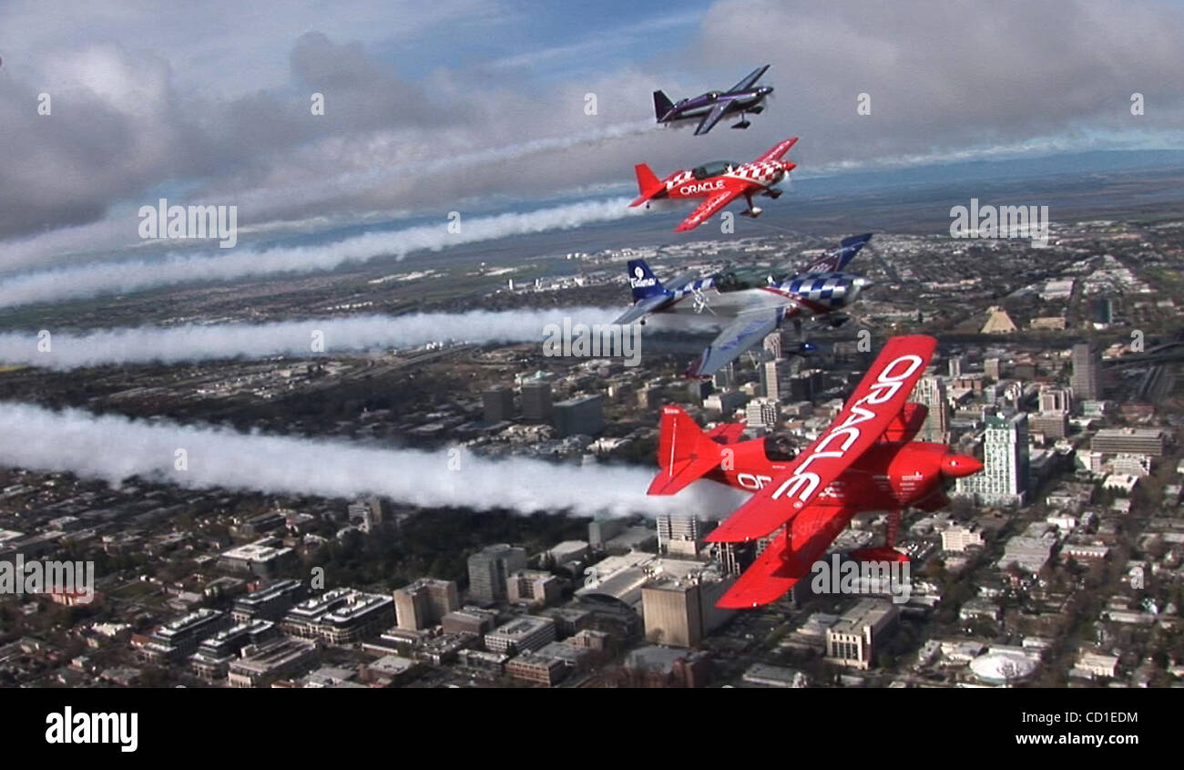 L'équipe de quatre personnes connu sous le nom de "collaborateurs" dirigée par Sean D. Tucker volent en formation au-dessus du centre ville de Sacramento en Californie en vue de la capitale de l'aéronautique. Jeudi 13 mars 2008. Photographie : Andy Alfaro video capture Banque D'Images