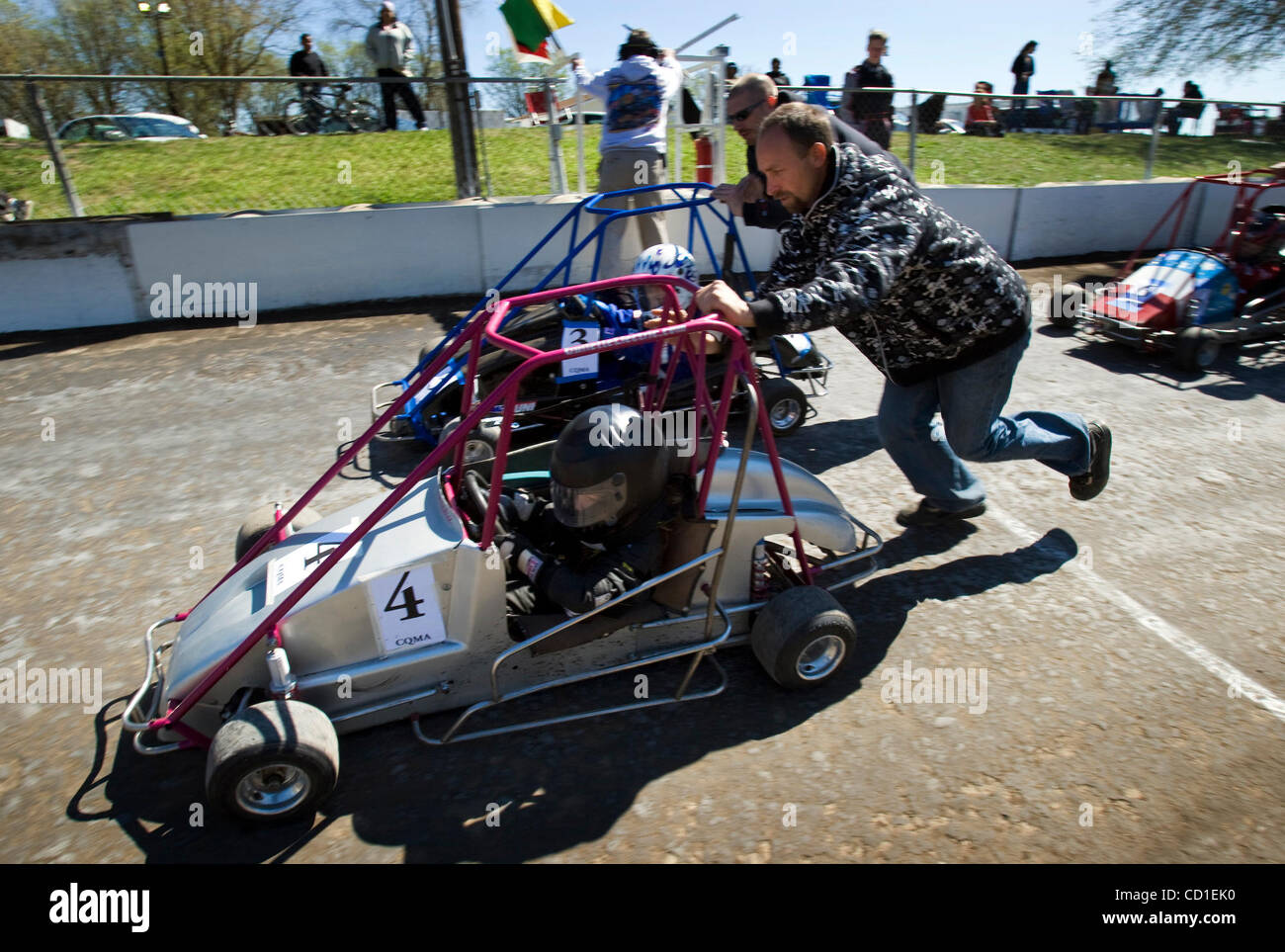 LEDE RIO LINDA, CA - le 16 mars : Ryan Gullette pousse sa fille, Angelika Gullette, 6 trimestre, midget racer au début de la course au Roy Hayer Memoiral Speedway, un nain race track a été prévue pour la clôture par comté à Rio Linda, Californie le 16 mars 2008. Sacramento Bee photo Banque D'Images