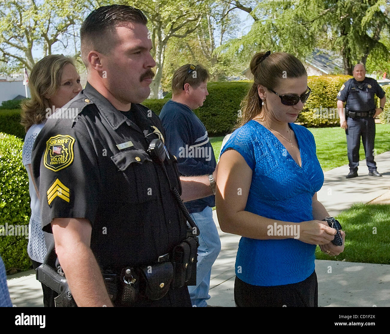 La FORÊT, CA - 3 avril : Michelle Stevens, épouse de CHP Andy Stevens quitte le palais de justice du Comté de Yolo après Brendt Volarvich a été reconnu coupable du meurtre de California Highway Patrol Officer Andy Stevens dans les bois, en Californie le 3 avril 2008. Sacramento Bee photo / Paul Kitagaki Comment Jr. Banque D'Images