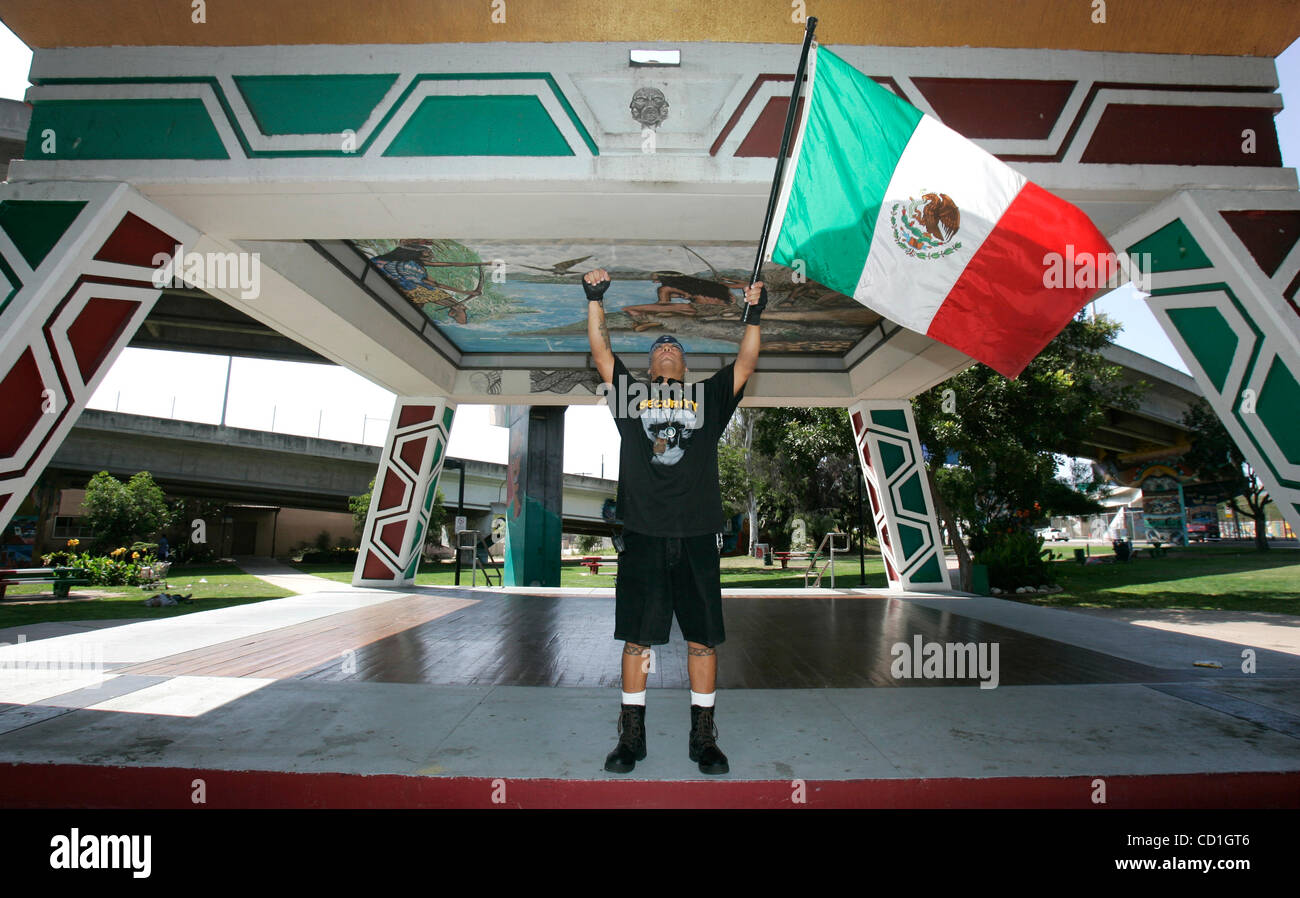 03 août 2008, San Diego, Californie, États-Unis d' Avant LUCKY MORALES commence sa marche de la paix hebdomadaire, dit-il plusieurs courtes prières dans le kiosko dans Chicano Park. Il tente d'encadrer les membres de gangs Chicano et promouvoir la paix par son barrio promenades. Crédit obligatoire : photo par Scott Linnet/San Diego Union européenne-T Banque D'Images