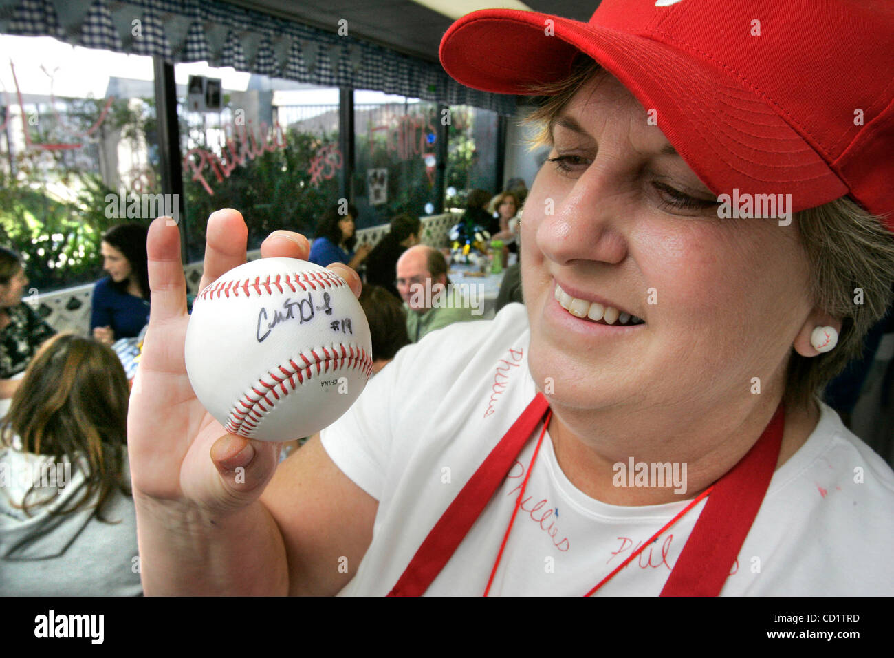 Le 29 octobre 2008, San Diego (Rancho Bernardo), CA, États-Unis d' au Rancho Berardo High School arts culinaires CINDI professeur Gavin est titulaire d'un Cole Hamels baseball autographiée c'est sur l'affichage dans la salle à manger décorée c'est à côté de sa classe et cuisine où ses étudiants se servant le déjeuner de la scho Banque D'Images