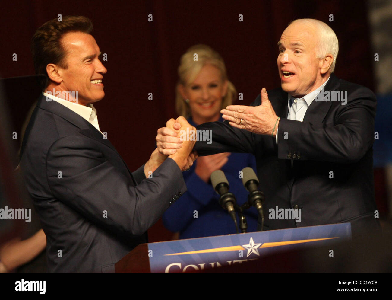 Le gouverneur de la Californie, Arnold Schwarzenegger, à gauche, accueille le candidat présidentiel républicain le sénateur John McCain au cours de la route à la victoire Rally Vendredi 31 octobre, à Columbus, Ohio. (Photo/Terry Gilliam) Banque D'Images