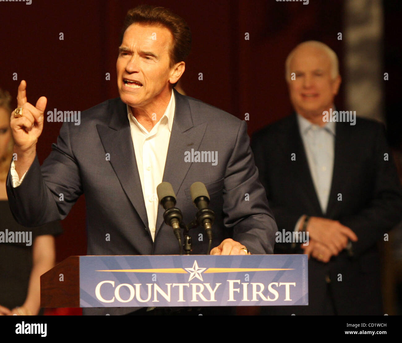 Le gouverneur de la Californie, Arnold Schwarzenegger, à gauche, parle comme candidat présidentiel républicain le sénateur John McCain, droite, regarde sur pendant le chemin de la Victoire Rally Vendredi 31 octobre, à Columbus, Ohio. (Photo/Terry Gilliam) Banque D'Images