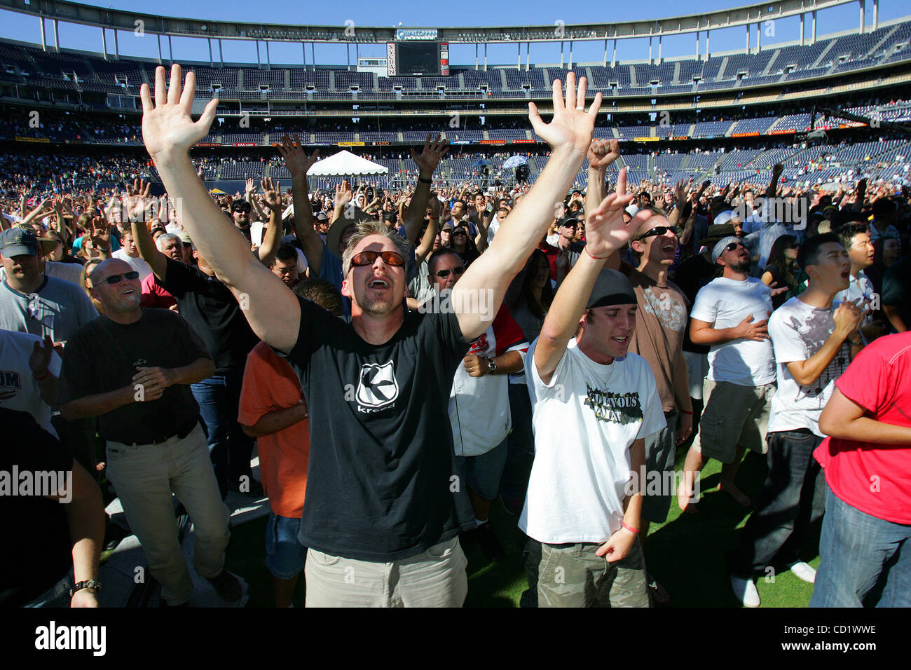 1 novembre 2008, SAN DIEGO, Californie, USA ..................chez Qualcomm Stadium participants tient leurs mains en l'air tout en prenant part à un groupe de prière et de jeûne pour la protection du mariage traditionnel. Le groupe a été parmi les milliers qui ont assisté à l'appel à Qualcomm. .............. Banque D'Images