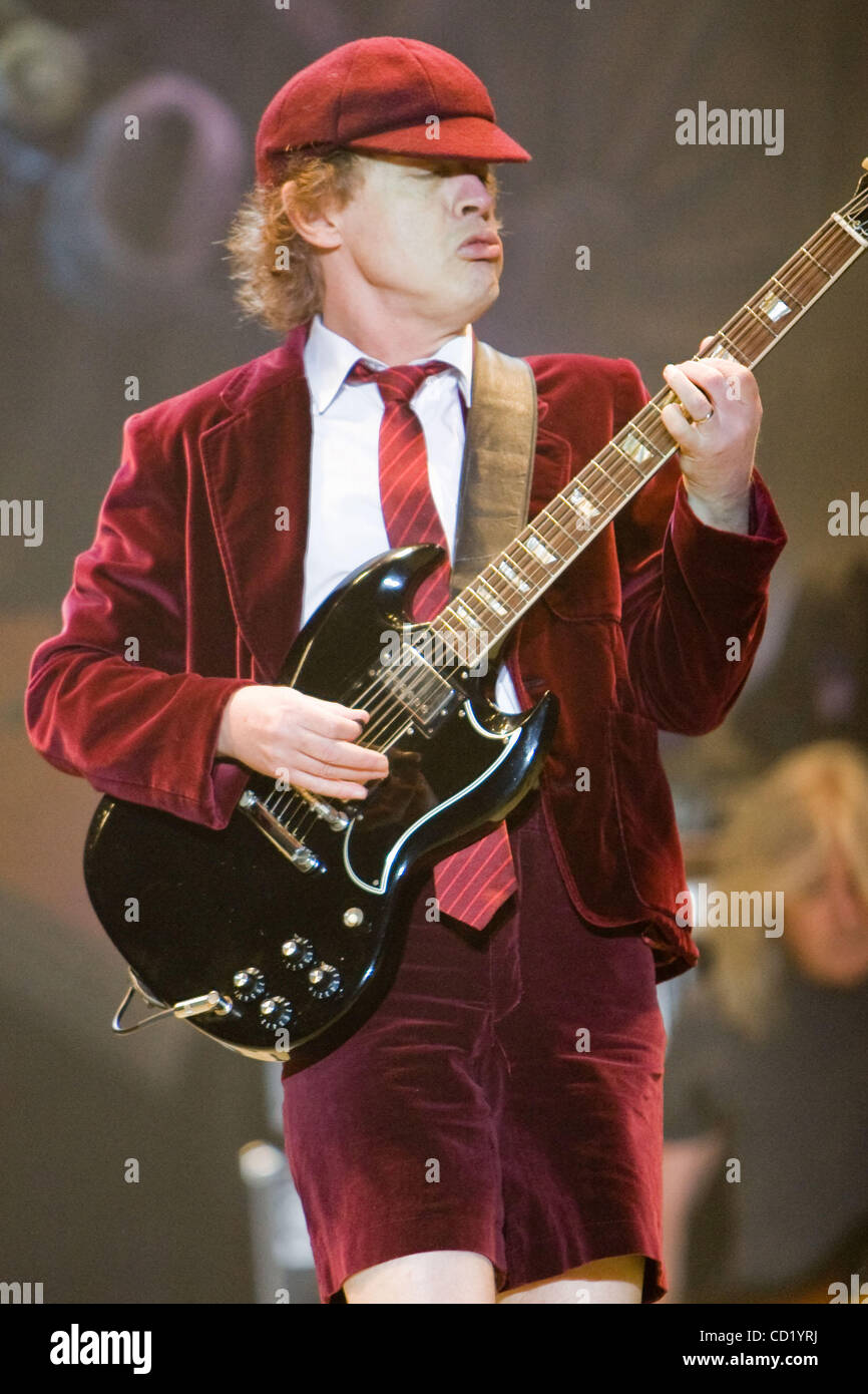 Le 7 novembre 2008 - Toronto, Ont., AC DC avec une guitare solo Angus Young  player jouer devant 45 000 fans crier plus au Centre Rogers à Toronto  (Ontario) Canada dans le